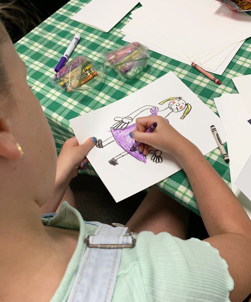 Enfant dessinant avec des craies de couleur