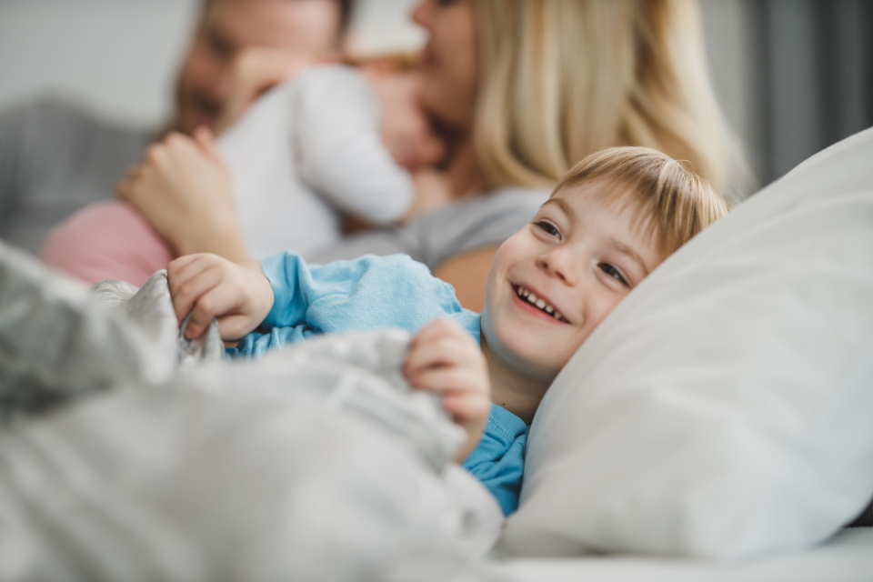 Jeune enfant souriant, curieux et épanoui